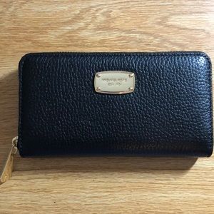 NWT Micheal Kors multifunctional wallet